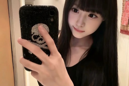 41岁朱珠沙漠红裙美出圈！真实原生脸曝光整容前后差距一目了然